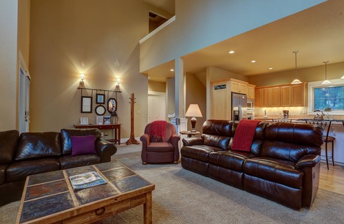 Westbrook Meadows House | Community Hot Tub, Launch for Adventure, On River Trail, Ski/Drying Rack