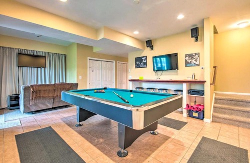Lake Harmony House | Community Perks and Deck Lake Harmony Townhome!