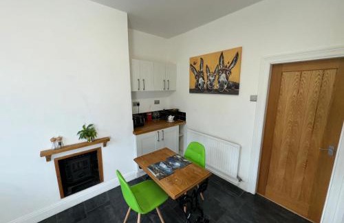 Chesterfield Apartment | Commuters Getaway