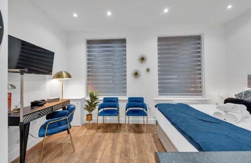 West Ealing Apartment | Compact Living, Tiny Studio with Workspace