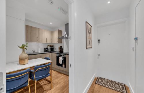 West Ealing Apartment | Compact Living, Tiny Studio with Workspace