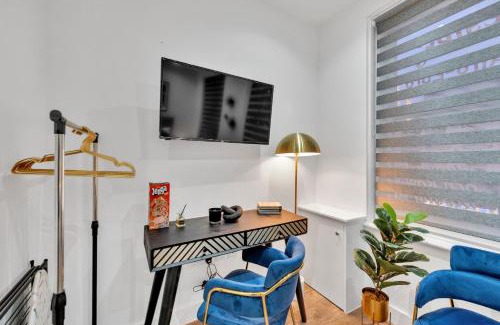 West Ealing Apartment | Compact Living, Tiny Studio with Workspace