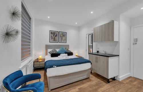 West Ealing Apartment | Compact Living, Tiny Studio with Workspace