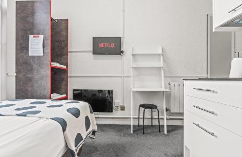 Dudley Apartment | Compact Studio for , Kitchen, WiFi, Parking in Dudley
