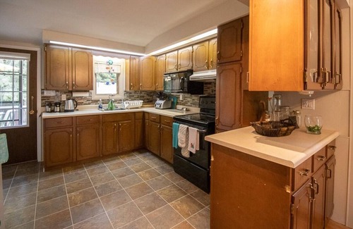 Sauble Beach Cottage | Compass Cottage - Pool & 10 mins to Sauble Beach