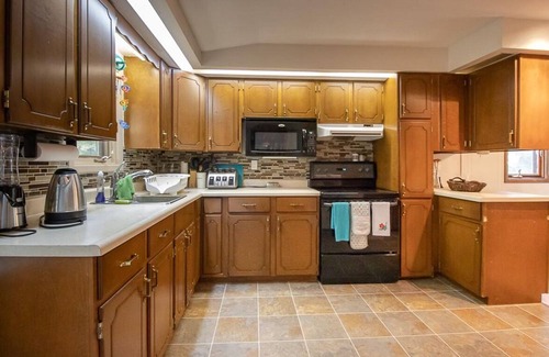 Sauble Beach Cottage | Compass Cottage - Pool & 10 mins to Sauble Beach