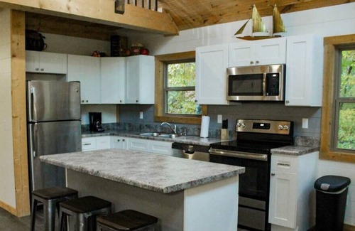 Tellico Plains Cabin | Compass Lodge w/ queen bed