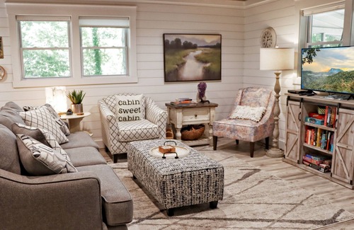 Clarkesville Cottage | Completely Remodeled Cabin Minutes from Lake Burton! New Listing! Pet Friendly