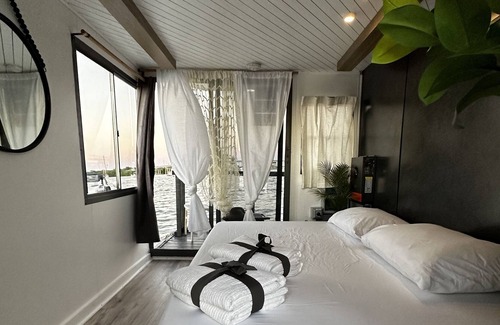 Marathon Boat Rental | Completely remodeled… Paradise awaits on this cozy houseboat!