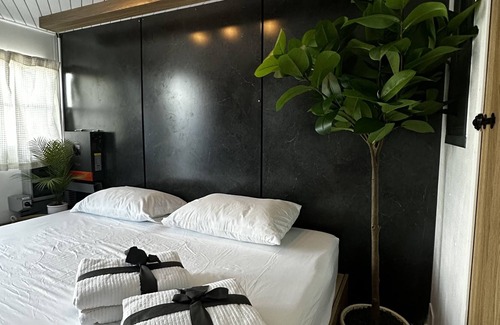 Marathon Boat Rental | Completely remodeled… Paradise awaits on this cozy houseboat!