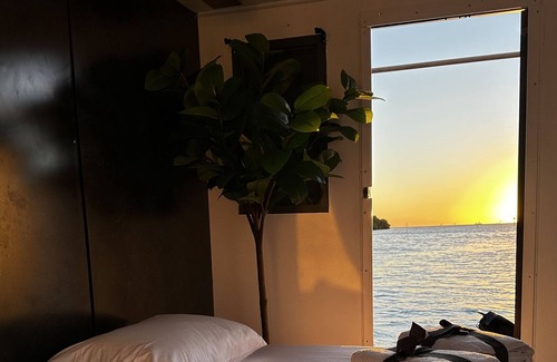 Marathon Boat Rental | Completely remodeled… Paradise awaits on this cozy houseboat!