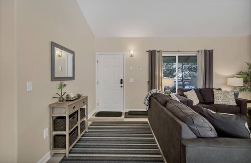Deschutes River Woods House | Completely Updated! Private HOT TUB, A/C, Pine Trees, Close to Town
