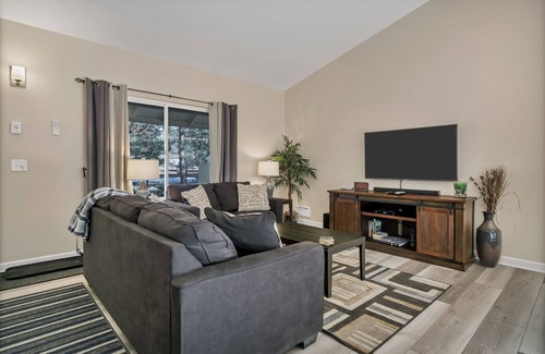 Deschutes River Woods House | Completely Updated! Private HOT TUB, A/C, Pine Trees, Close to Town
