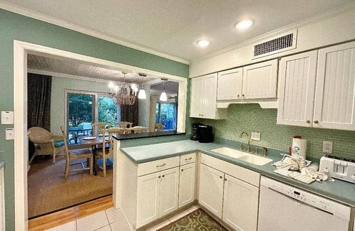 Sea Pines Villa | Complex pool/Disc 7 nights+/End Villa/WIFi/TVs in BRn10/11-10/18 JUST OPENED,