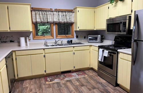 Sunset House | Complimentary boat slip! Affordable 3 Bed Lake House-Pickleball! Pet Friendly!
