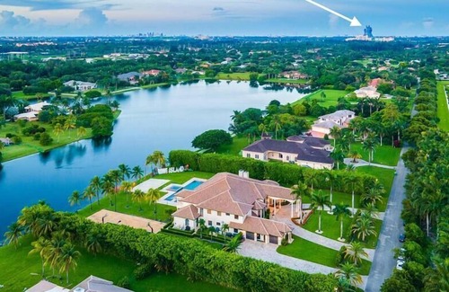 Davie Villa | Compound on the Water | Sleeps 16 | Basketball