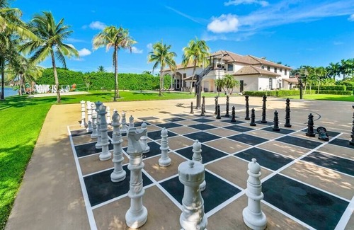 Davie Villa | Compound on the Water | Sleeps 16 | Basketball