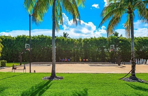 Davie Villa | Compound on the Water | Sleeps 16 | Basketball