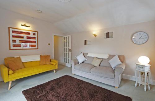 Newark Apartment | Compton House Snug