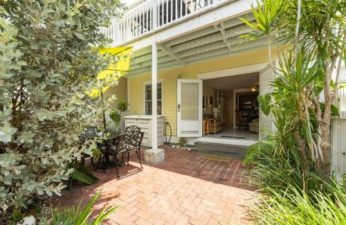 Truman Annex House | Conch Adventure by AvantStay Great Location w Patio Outdoor Dining and Shared Pool Week Long Stays