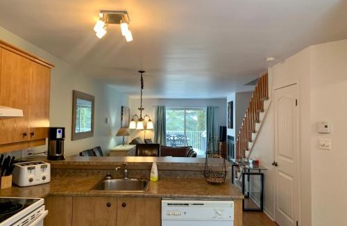 Magog Apartment | Condo Club Azur Plage Memphremagog