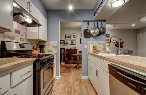 Greater South River City Condo | Condo in Travis Heights with pool, gym & washer/dryer - near downtown & SoCo