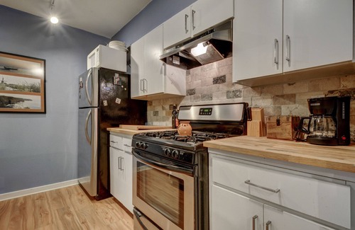 Greater South River City Condo | Condo in Travis Heights with pool, gym & washer/dryer - near downtown & SoCo