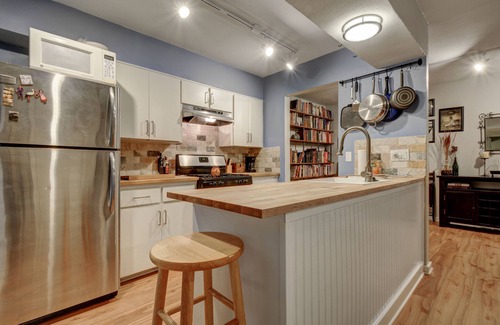 Greater South River City Condo | Condo in Travis Heights with pool, gym & washer/dryer - near downtown & SoCo