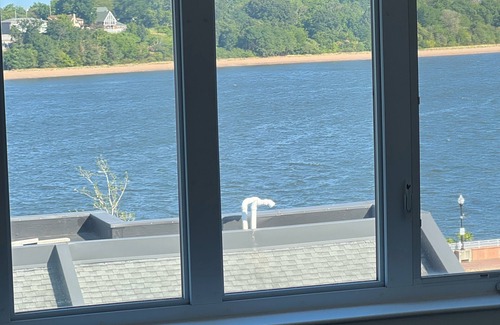 Perth Amboy Condo | CONDO LIKE NO OTHER |SAUNA|OCEAN VIEW | POOL TABLE