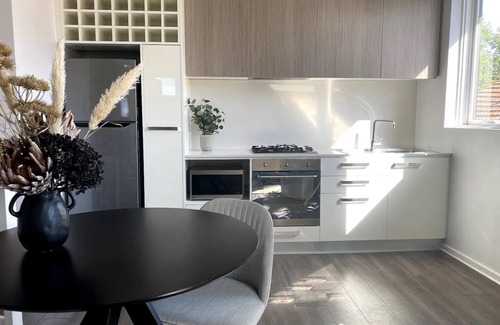 Elwood Apartment | Condo Moments to Elwood Beach and Village