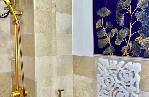 Alabang House | Condo Near Airport Okada MOA w/60 inch smart TVnn