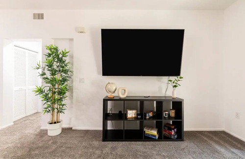 Airport Area Condo | Condo near beach/Airport/UCI Ideal For Long Stay