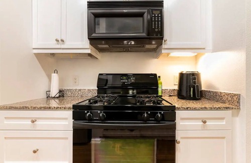 Airport Area Condo | Condo near beach/Airport/UCI Ideal For Long Stay