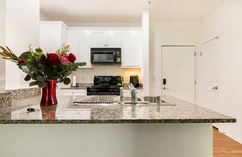 Airport Area Condo | Condo near beach/Airport/UCI Ideal For Long Stay