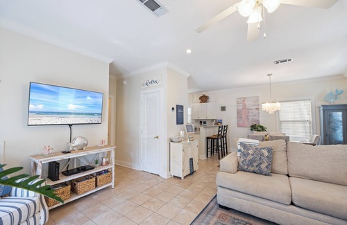 Ono Island Condo | Condo Oasis with Spectacular Pool, Minutes from the Beach: Captain's Chair