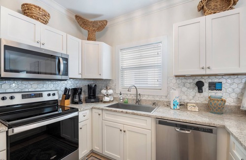 Ono Island Condo | Condo Oasis with Spectacular Pool, Minutes from the Beach: Captain's Chair