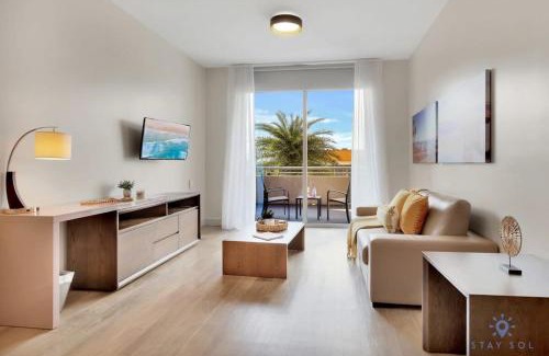 Hollywood Apartment | Condo Resort - Best Stay - Balcony - Rooftop pool - Gym