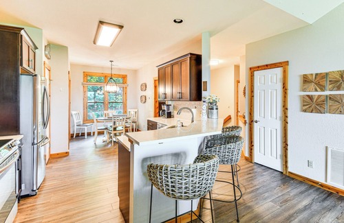 Mountain Air Condo | Condo w/Private Balcony 6 Mi to Pisgah NF!