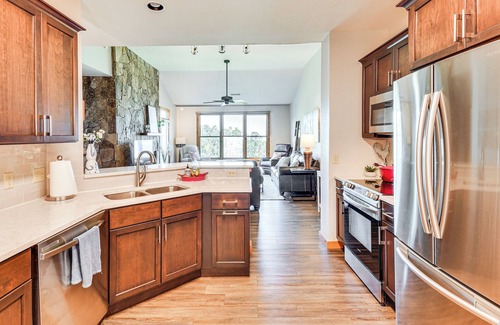 Mountain Air Condo | Condo w/Private Balcony 6 Mi to Pisgah NF!