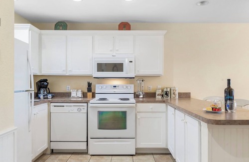 Kimberling City Condo | Condo w Table Rock Lake Access-Free Attraction Tickets-Put Put Golf Onsite-Wooded Views