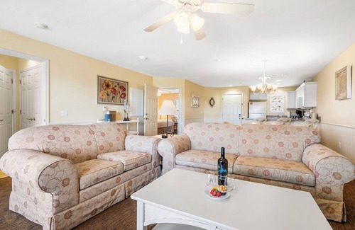 Kimberling City Condo | Condo w Table Rock Lake Access-Free Attraction Tickets-Put Put Golf Onsite-Wooded Views
