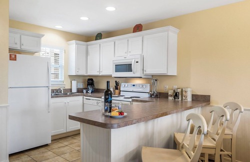 Kimberling City Condo | Condo w Table Rock Lake Access-Free Attraction Tickets-Put Put Golf Onsite-Wooded Views