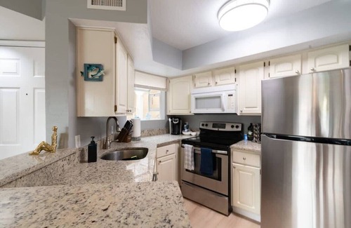 Ocean Side Village Condo | Condo with all Essentials, Gym & Pool - Beachside