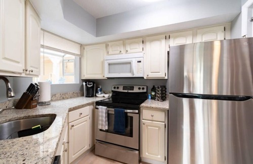 Ocean Side Village Condo | Condo with all Essentials, Gym & Pool - Beachside