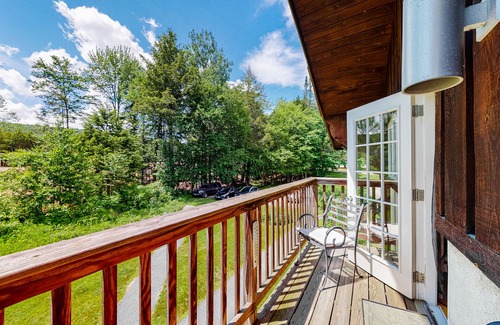 Waitsfield Condo | Condo with balcony, gas fireplace, & washer/dryer - close to hiking & skiing