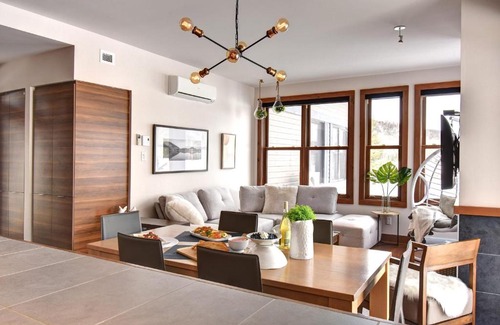 Lac Superieur Village House | Condo with breathtaking view of the lake