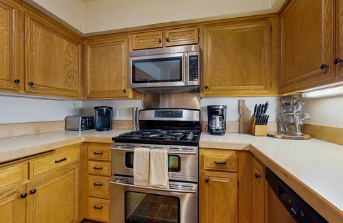Elkhorn Village House | Condo with deck, fireplace, full kitchen, and mudroom area