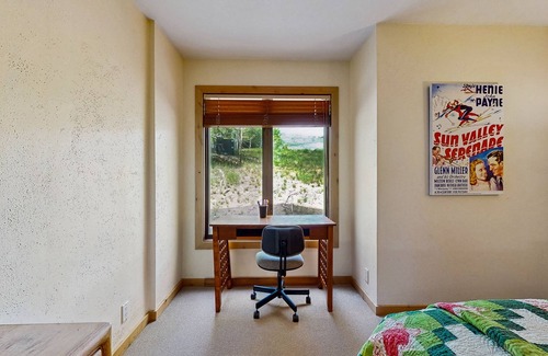 Elkhorn Village House | Condo with deck, fireplace, full kitchen, and mudroom area