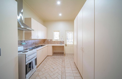 Maslin Beach Villa | Condor Estate with Vineyard & Fireplace