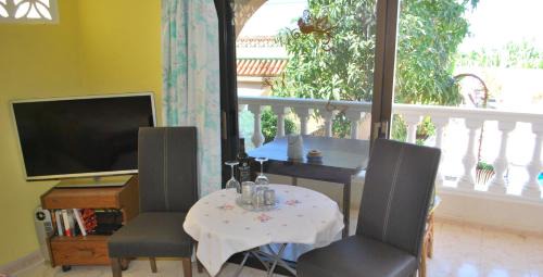 Icod de los Vinos Apartment | Confortable Estudio con Terraza, Piscina y Barbacoa para Escapadas